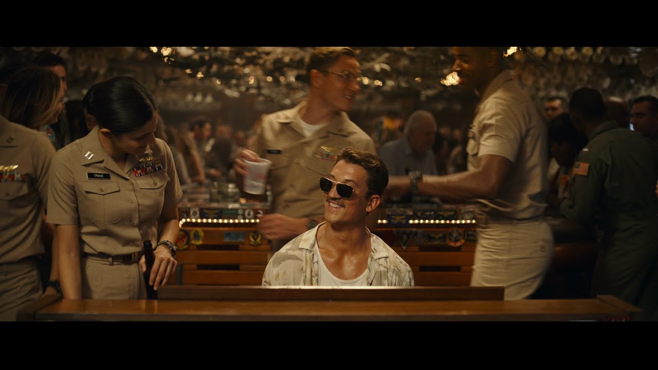 Cena do piano no bar, de Top Gun: Maverick